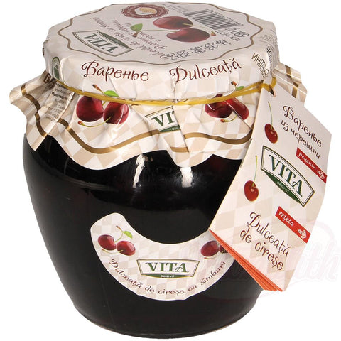 Cerises douces avec noyau dans un sirop de sucre