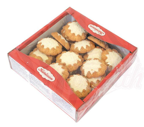 Biscuits sablés recouverts de 28% de crème de coco et saupoudrés de noix de coco râpée