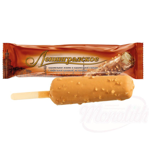 Glace "Leningradskoe" au goût de caramel dans un glaçage au goût de caramel avec des morceaux de gaufre croustillants, sur un bâtonnet