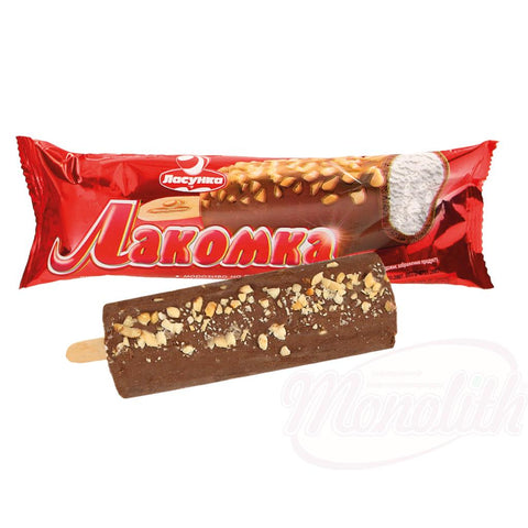 Glace au goût de vanille dans un glaçage gras au cacao avec cacahuètes sur bâtonnet