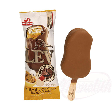 Crème glacée goût vanille aux graines de chia avec préparation au goût fruit de la passion, en forme desquimau, glaçage au chocolat au lait